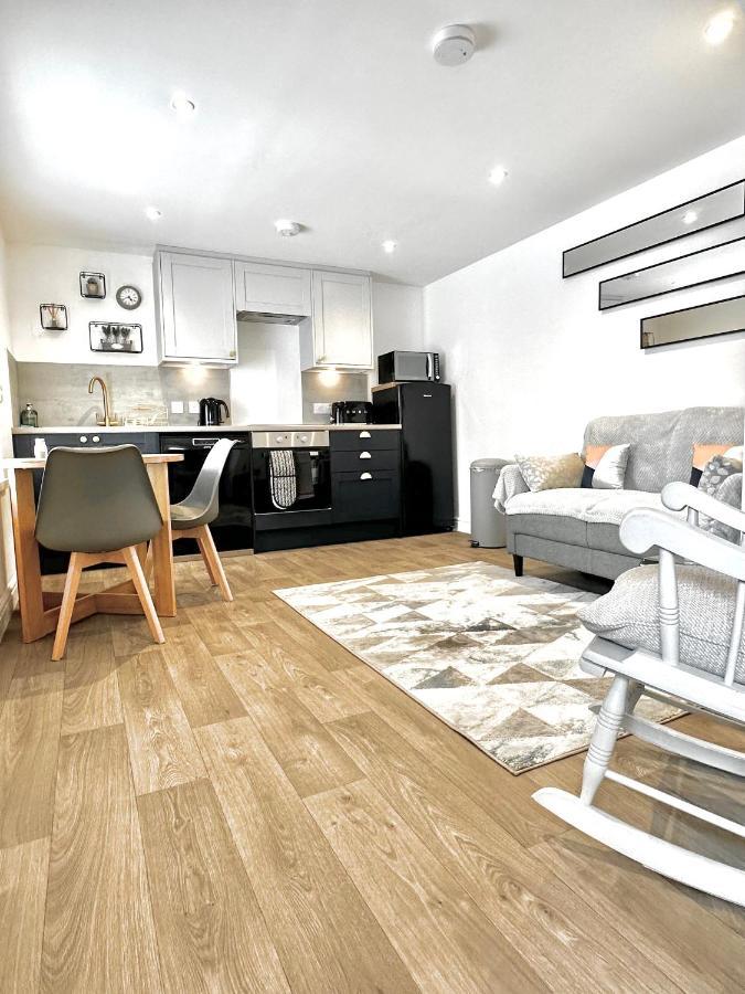 Central, Stylish - 2 Bed Property, The Stable @ Warrenfield, Free Wifi & Parking *